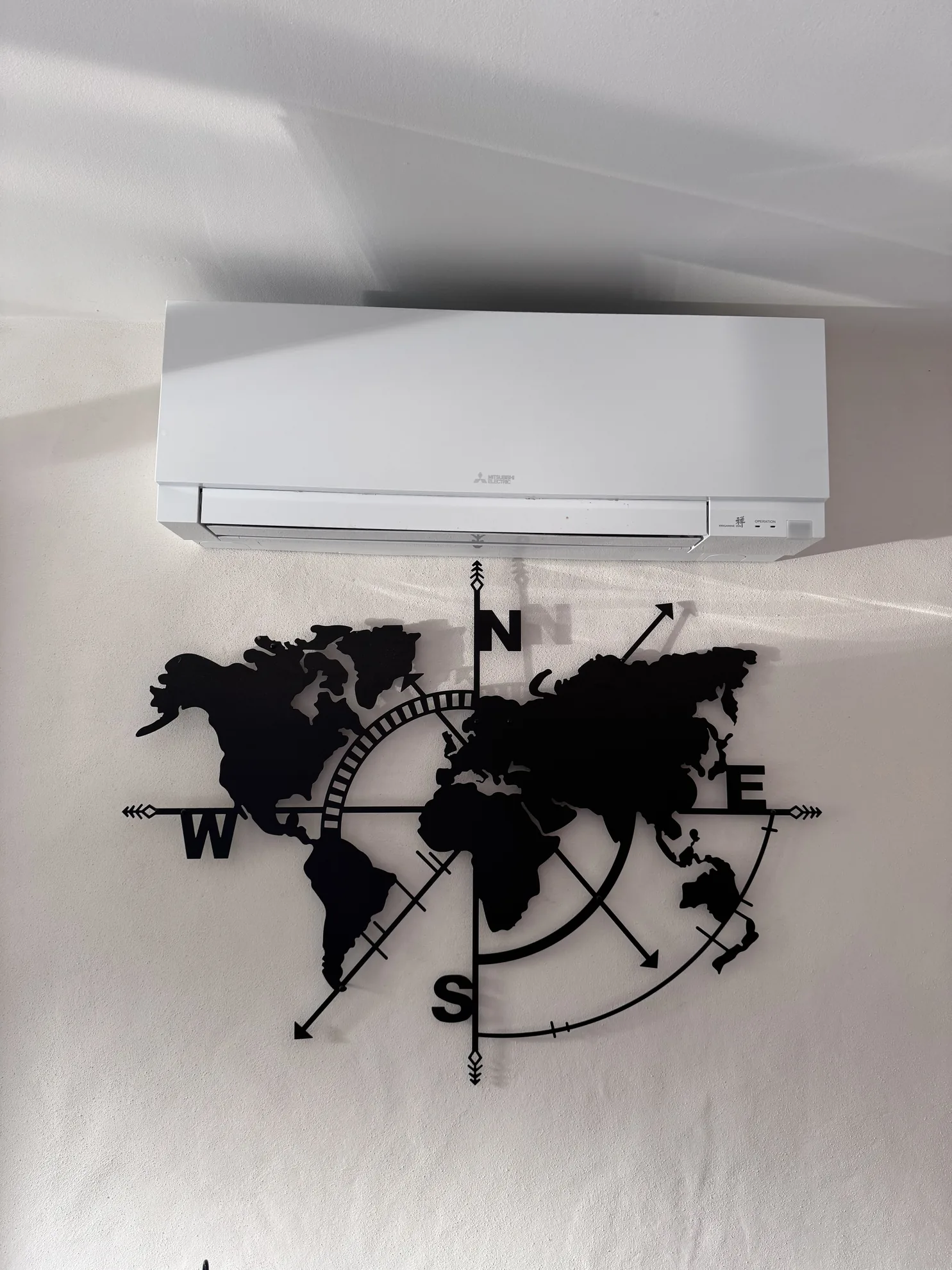 Unité murale de climatisation installée dans un séjour
